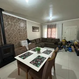 Sala de estar com sofá e lareira em ambiente interno.