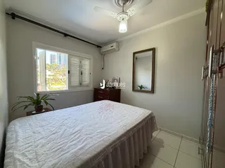 Quarto com cama e janela em um imóvel no Brasil.