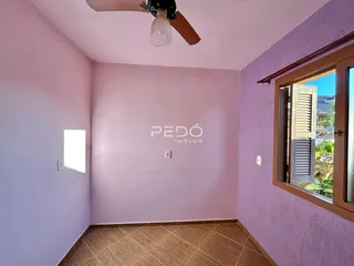 Quarto com paredes roxas e piso de cerâmica.