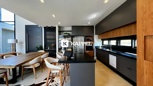 Foto de um ambiente com mesa de jantar e cozinha moderna em um imóvel.