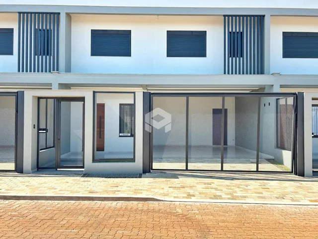 Fachada de um imóvel residencial em Lajeado, Brasil, com portão de ferro e revestimento moderno.