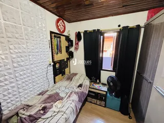Quarto com cama e janela em ambiente interno.
