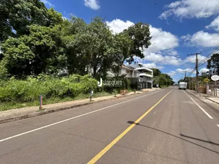 Fachada de uma residência ao longo de uma estrada em Lajeado.