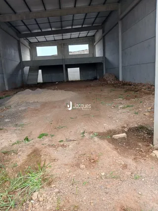 Vista de uma estrutura de concreto em construção no terreno.