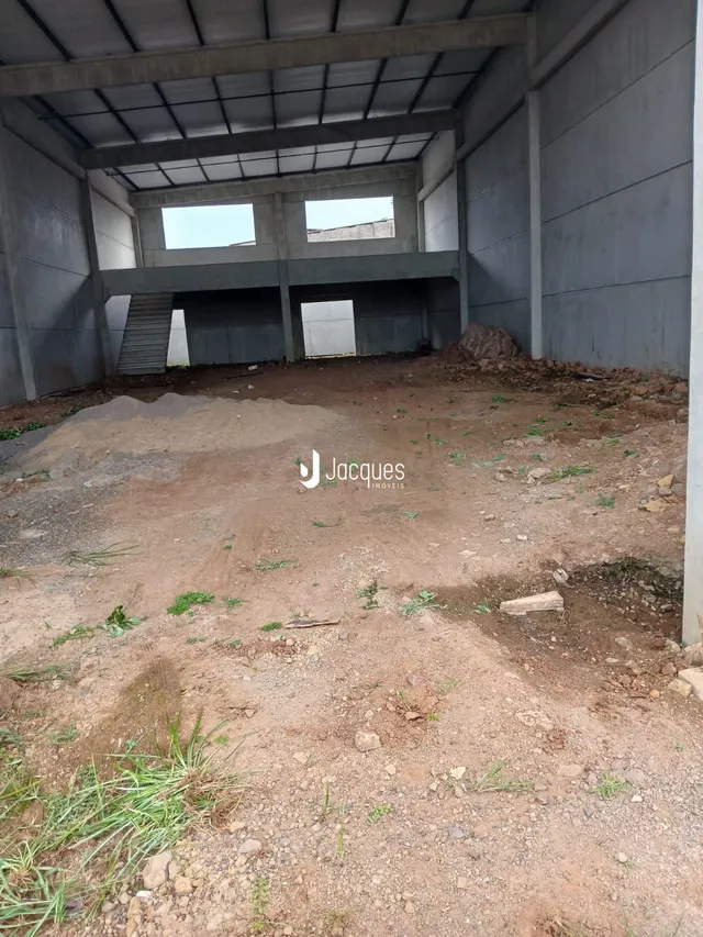 Vista de uma estrutura de concreto em construção no terreno.