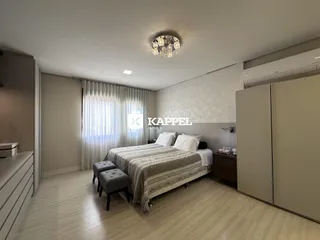 Quarto com cama e guarda-roupa em um apartamento.