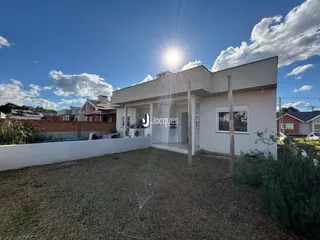 Fachada de uma casa em Lajeado, Brasil, com jardim na frente.