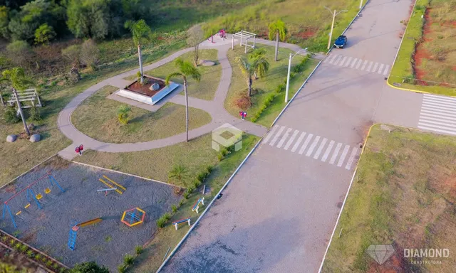Vista aérea de uma propriedade em Lajeado, Brasil, mostrando o jardim e a área de lazer.