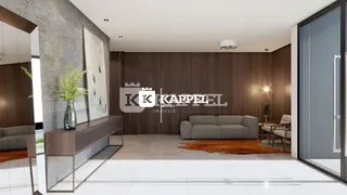 Sala de estar moderna com sofá cinza e painéis de madeira.