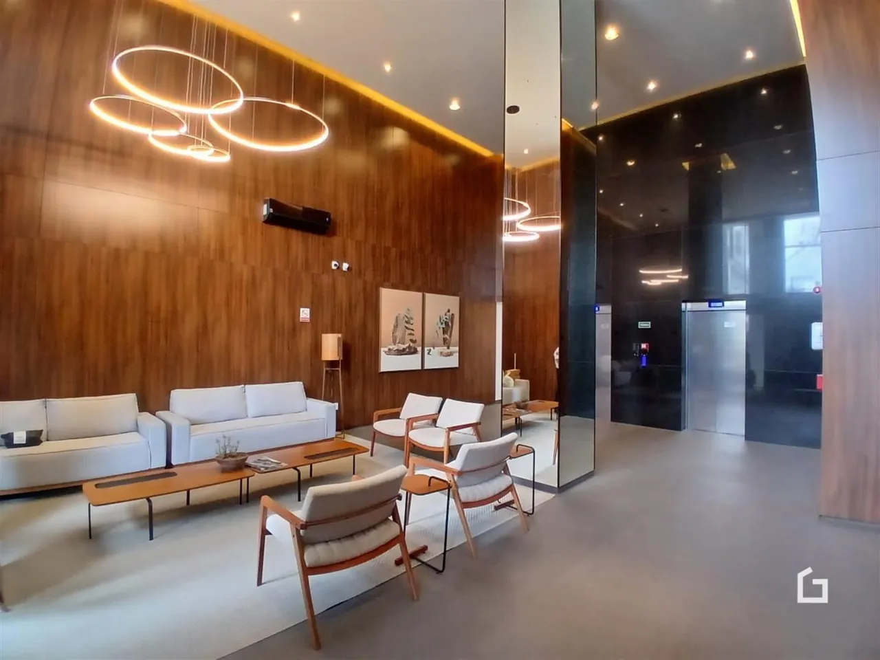 Sala de estar com decoração moderna e painéis de madeira.