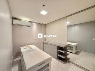 Foto de um corredor interno com armários brancos e piso de cerâmica.