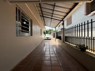 Corredor externo de um imóvel em Lajeado, Brasil com piso de cerâmica.