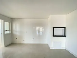 Ambiente interno de uma sala com paredes brancas e piso claro.