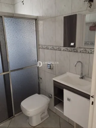 A foto mostra um banheiro com vaso sanitário e pia.