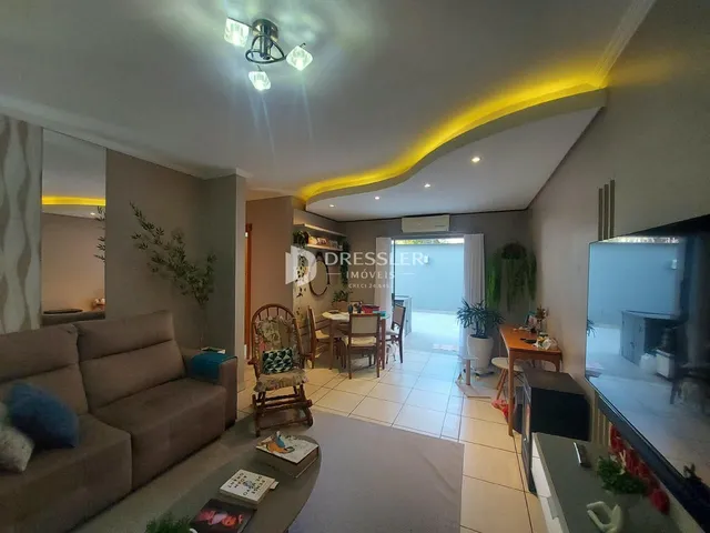 Sala de estar com sofá e decoração em um imóvel no Brasil.