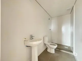 Foto interna de um banheiro com pia e vaso sanitário.