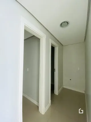 A foto mostra um corredor interno de uma propriedade.