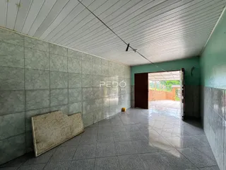 Corredor interno com piso de cerâmica e parede revestida em Lajeado.