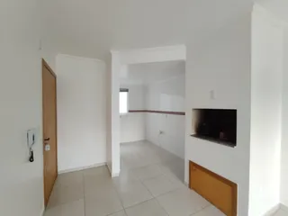 Interior de um ambiente com paredes brancas e piso de cerâmica.