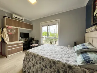 Quarto com cama e janela em um apartamento.