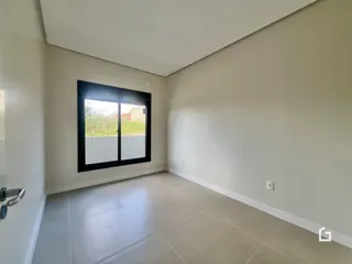 Ambiente interno de uma sala com piso de cerâmica clara.