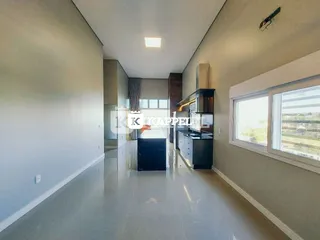 Foto de uma cozinha moderna com armários escuros e piso claro.
