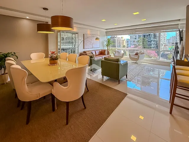 Sala de jantar e estar com vista para a cidade em um apartamento em Lajeado.