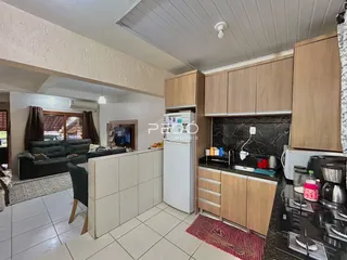 Ambiente de sala de estar e cozinha em apartamento no Lajeado, Brasil.