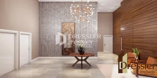 Sala de estar com parede de madeira e lustre moderno.