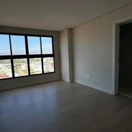 Sala de estar com grande janela mostrando a vista externa.