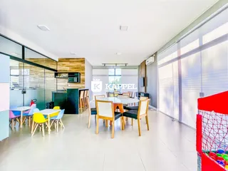 Ambiente amplo com área de jantar e cozinha em um imóvel em Lajeado.