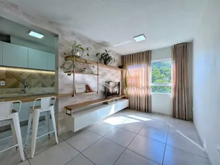 Interior de uma cozinha moderna com piso de cerâmica e grandes janelas.