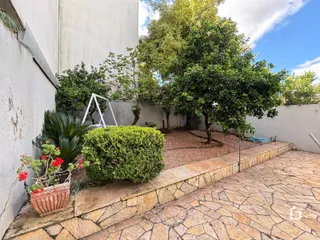 Vista externa de um pátio com jardim e muro em Lajeado, Brasil.