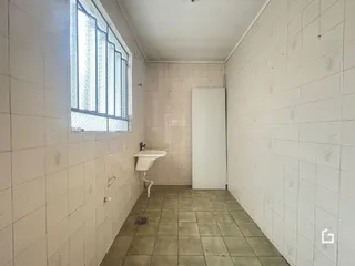 Imagem de um banheiro com piso e paredes revestidos de cerâmica.