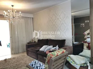 Sala de estar com sofá e tapete em um imóvel no Brasil.