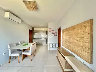 Sala de jantar com piso de cerâmica e parede de madeira na residência.
