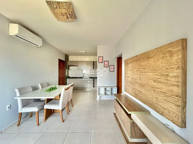 Sala de jantar com piso de cerâmica e parede de madeira na residência.