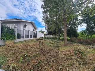 Fachada de uma residência em Lajeado, Brasil, com cerca e vegetação no terreno.