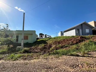 Vista externa de duas casas em uma colina no Brasil.