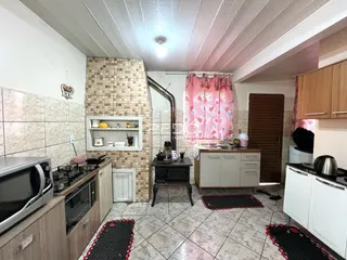 Foto de uma cozinha com piso de cerâmica e armários em Lajeado, Brasil.