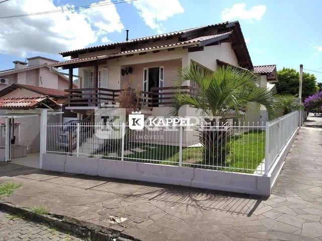 Fachada de uma casa residencial em Lajeado, Brasil, com cerca frontal.