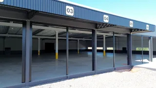 Vista externa de uma estrutura de garagem com marcações numeradas.