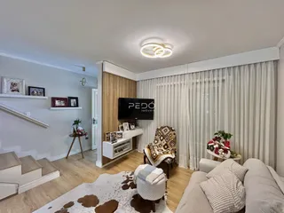 Sala de estar com sofá e decoração em ambiente residencial.