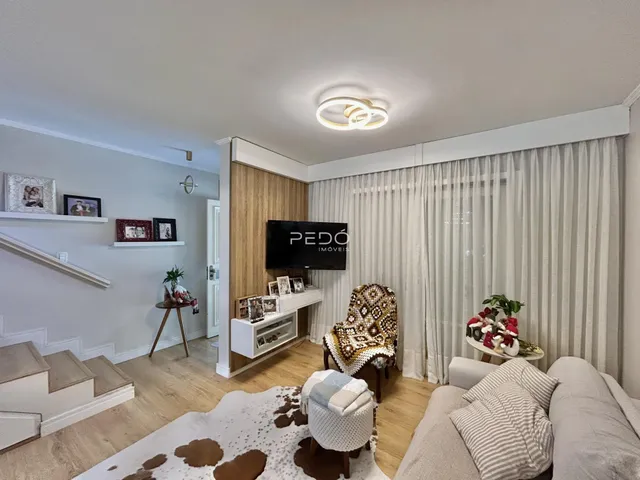 Sala de estar com sofá e decoração em ambiente residencial.