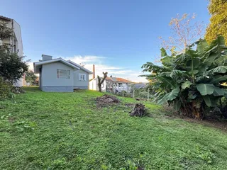 Vista externa de uma casa com jardim em Lajeado, Brasil.