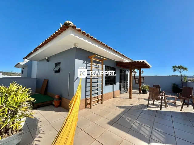 Fachada de uma casa em Lajeado, Brasil, com área externa pavimentada.