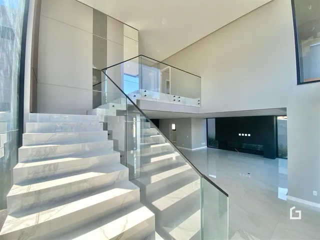 Casa com 4 dormitórios