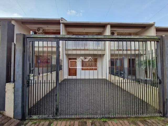 Fachada de uma residência em Lajeado, Brasil, com portão de ferro.