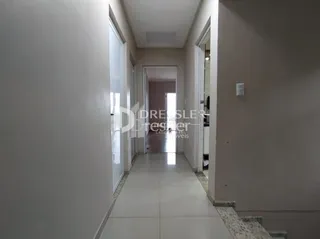 Foto do corredor interno de um imóvel.