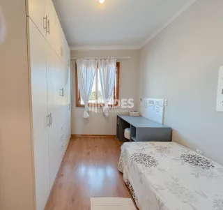Quarto com armários e piso de madeira.